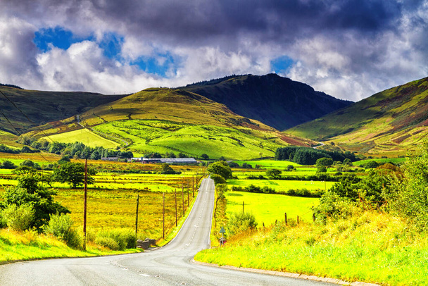 英国の北ウェールズのSnowdonia国立公園の山へのロードビュー。スノードニア（Snowdonia）は、ウェールズ北部の山脈と地域である。ヨーロッパ - 写真・画像