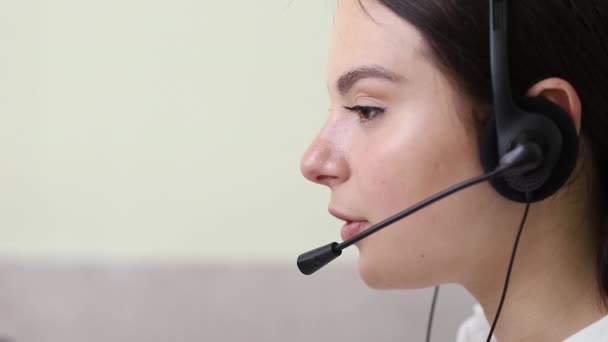Ein Mädchen erhält einen Anruf von einem Kunden. Ein Callcenter-Betreiber telefoniert mit einem Headset - Filmmaterial, Video