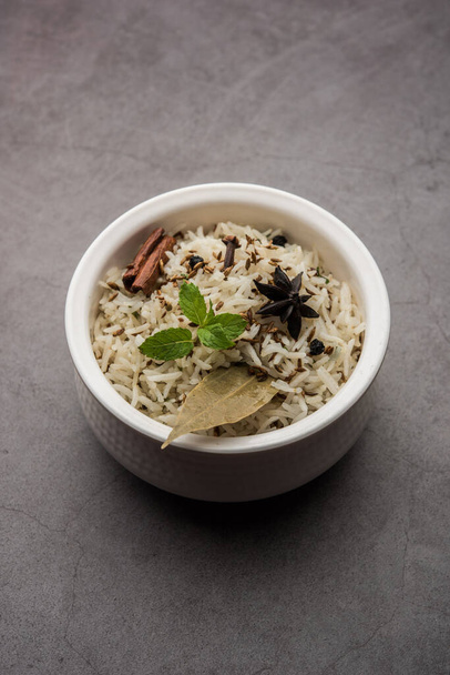 Arroz de comino o arroz Jeera es un popular plato principal indio hecho con arroz Basmati con especias básicas
 - Foto, Imagen