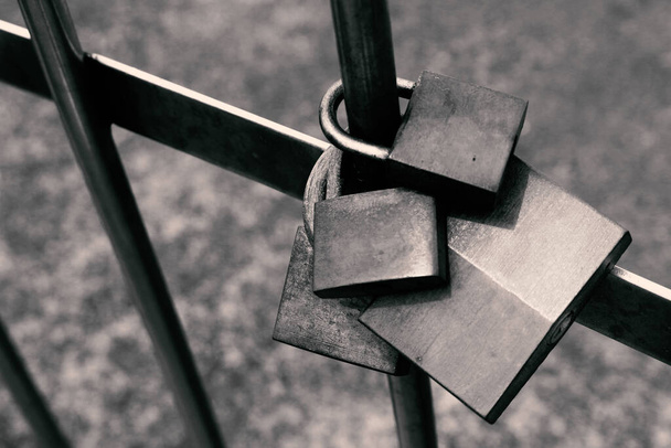 Oude liefde hangsloten opgehangen aan een hek - Foto, afbeelding