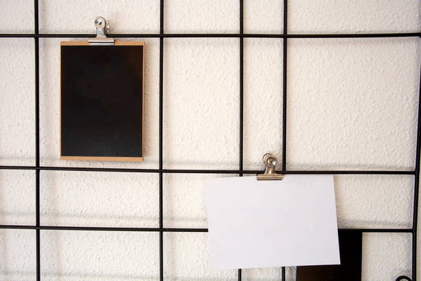 Blank pocztówki w stylu skandynawskim Metalowe siatki siatki obraz pocztówki ramka ścienna, Stojak wiszący w nowoczesnym domu na dekoracji ściennej - Zdjęcie, obraz