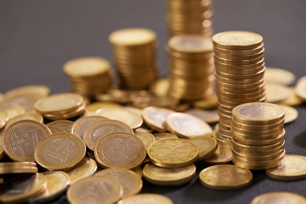 pile de pièces en euros d'or. Monnaie euro et concept de monnaie - Photo, image