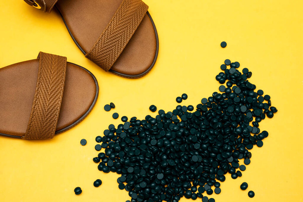 depilatório azul perolado grãos de cera sólida e sandália sapatos mulher plana - Foto, Imagem