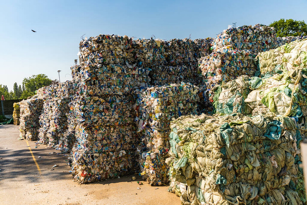 Graz, Austria - 24.06.2020 Plástico clasificado y listo para enviar a empresas especializadas en el tratamiento de residuos
. - Foto, Imagen