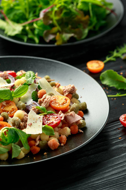 Mini-Kartoffelgnocchi tricolor mit Tomate, Spinat, Salatblättern der Saison und Parmesan - Foto, Bild