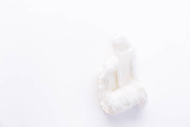 Un rouleau de laine de coton médical propre isolé sur un fond blanc. Il peut être utilisé comme matériau décoratif pour la décoration dans le décor du Nouvel An. Gros plan - Photo, image