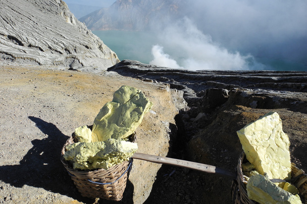 Minería de azufre en un volcán activo
 - Foto, imagen