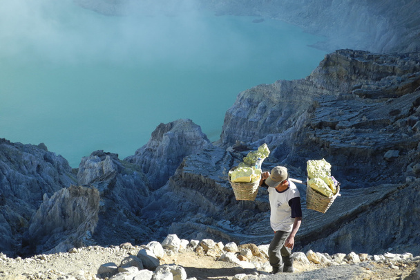 Travailleur des mines de soufre sur un volcan actif
 - Photo, image
