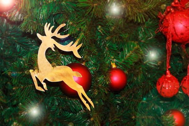 Noel ağacı için süsleme Yeni yıl için altın geyik bir bayram - Fotoğraf, Görsel