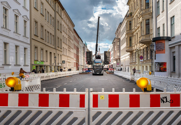 grúa hidráulica en una obra de construcción en una calle estrecha - Foto, Imagen