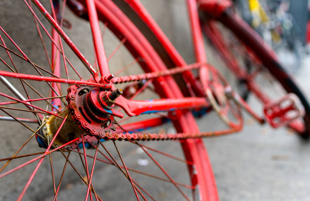 vecchia bici rossa e arrugginita sul ciglio della strada a Berlino - Foto, immagini