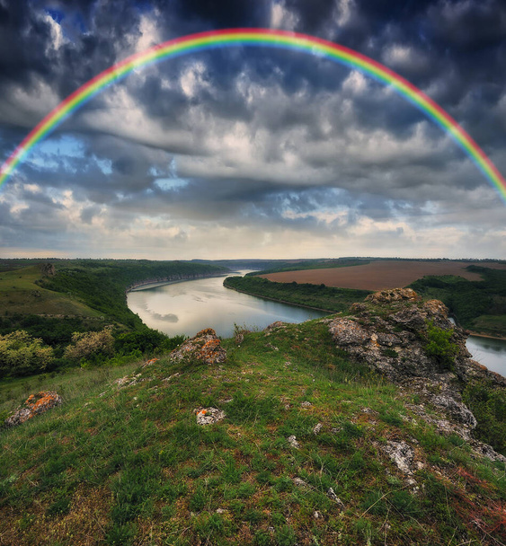 arco iris de colores sobre el cañón del río - Foto, Imagen