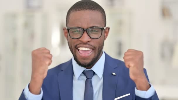 Portret van opgewonden Afrikaanse zakenman viert succes  - Video