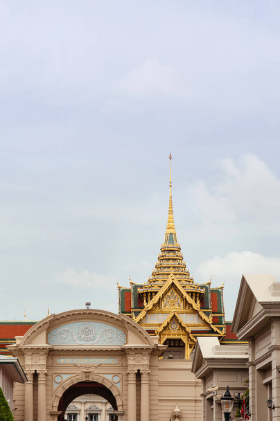 Fachada dorada y techo del Gran Palacio de Bangkok Sala del trono "Chakri Maha Prasat" Alfabetos tailandeses sobre la puerta es Pimarn Chai Si, El nombre de la puerta
 - Foto, Imagen