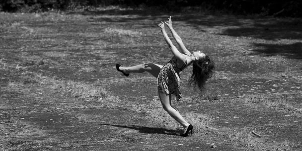 Танцівниця в стилети, на відкритому повітрі
. - Фото, зображення