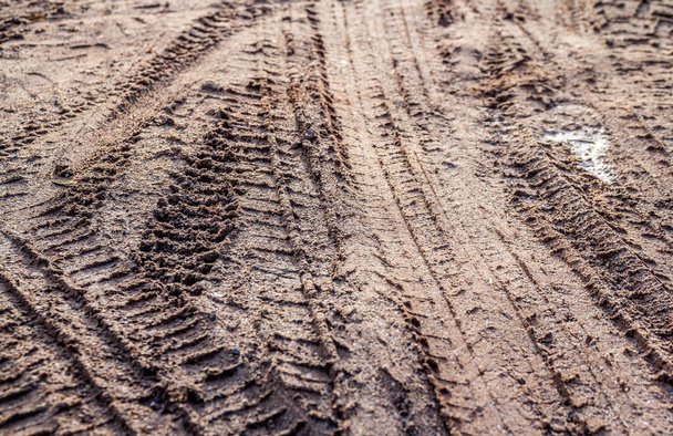 moottoripyörän ja auton renkaan jälki hiekkaan tai mutaan valikoivalla tarkennuksella - Valokuva, kuva