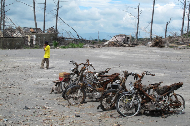 Спалені виверження мотоциклів після виверження вулкана
 - Фото, зображення