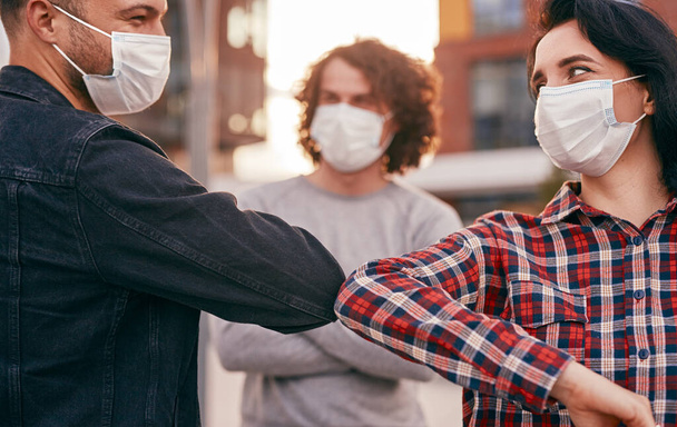 Friends bumping elbows during epidemic - Foto, imagen