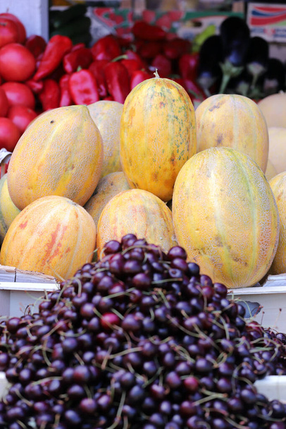 Frutas coloridas de verão em um mercado de agricultores. Muitas frutas
. - Foto, Imagem