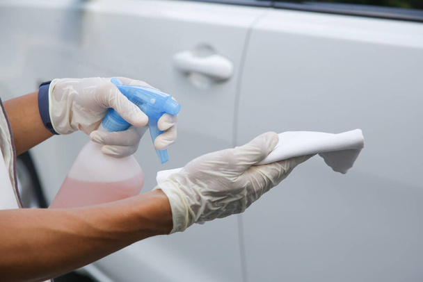 Araba dezenfekte etme. Coronavirus sırasında araba bakımı için güvenlik önlemleri. - Fotoğraf, Görsel