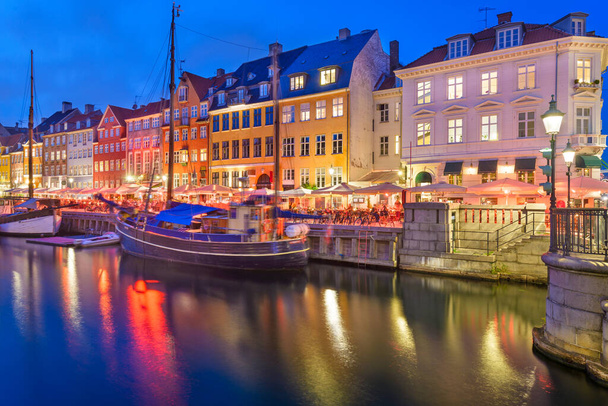 Copenhague, Dinamarca en el canal Nyhavn por la noche
. - Foto, imagen