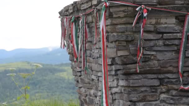 Um sinal sagrado memorável do povo húngaro nos Verevets passa nos Cárpatos
 - Filmagem, Vídeo