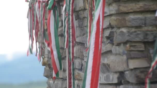 Památné posvátné znamení maďarského lidu na Verevetech míjí v Karpatech - Záběry, video