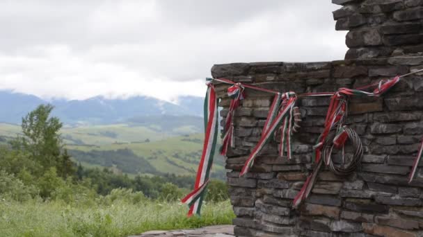 Um sinal sagrado memorável do povo húngaro nos Verevets passa nos Cárpatos
 - Filmagem, Vídeo