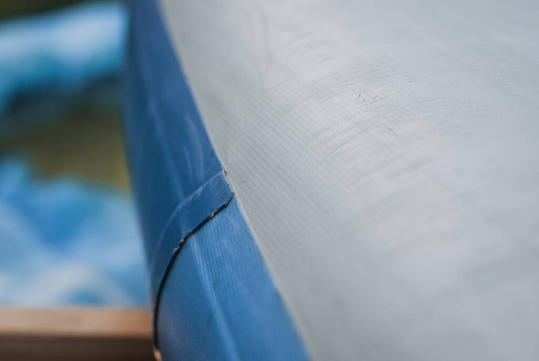 поврежденная подставка крупным планом, царапины на ПВХ
, - Фото, изображение