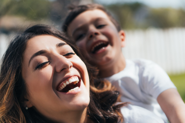 enfoque selectivo de la madre feliz riendo con lindo hijo
 - Foto, Imagen