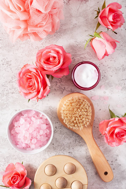 προϊόντα περιποίησης του δέρματος και άνθη τριαντάφυλλου. φυσικά καλλυντικά για θεραπεία spa στο σπίτι - Φωτογραφία, εικόνα