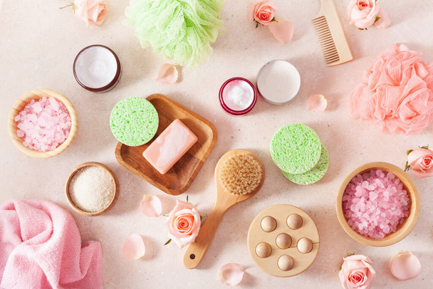 produtos de cuidados com a pele e flores rosa. cosméticos naturais para tratamento de spa em casa - Foto, Imagem