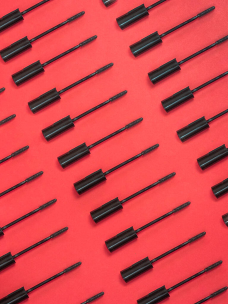 Brush rimmel pattern on red background - Фото, зображення