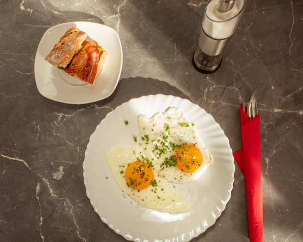 Breakfast of scrambled eggs with bacon and coffee - Valokuva, kuva