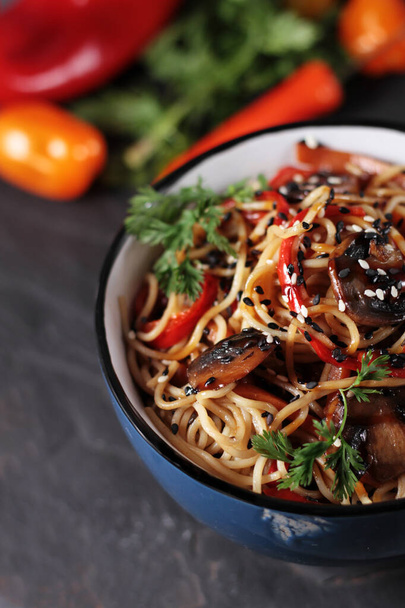 macarrão wok udon com cogumelos e legumes
 - Foto, Imagem