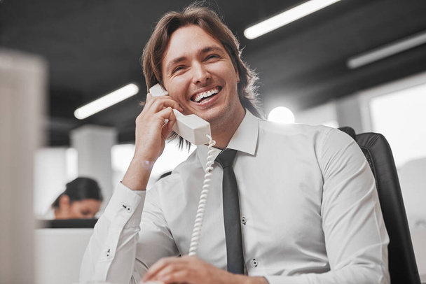 Male secretary speaking on phone during work - Fotografie, Obrázek
