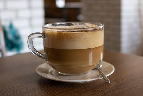 Μεγάλη γυάλινη κούπα με καφέ με γάλα από κοντά - Φωτογραφία, εικόνα
