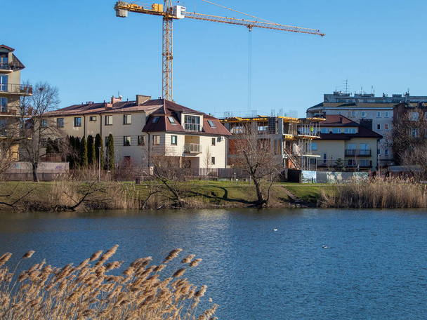 Construcción ilegal de un edificio de gran altura en un parque urbano cerca de un río
 - Foto, Imagen