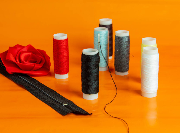 Meerkleurige draden voor naaien en naalden - Foto, afbeelding