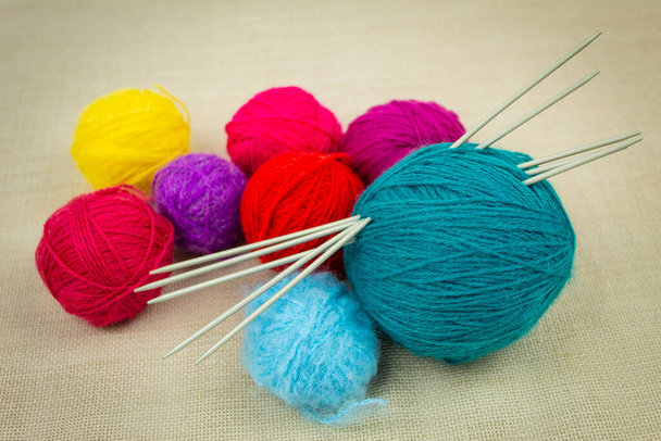 Esquisses multicolores d'aiguilles à tricoter - Photo, image