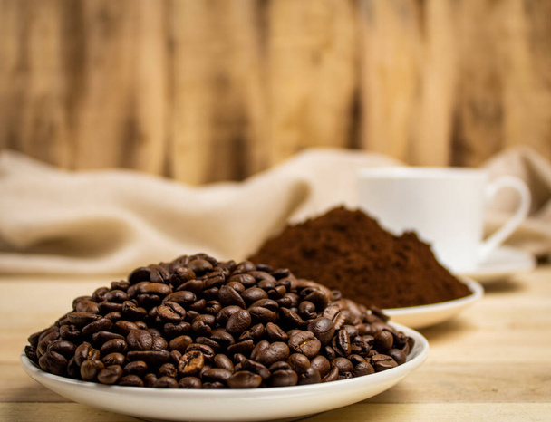ステージコーヒー豆、粉、木製の背景にコーヒーカップ - 写真・画像