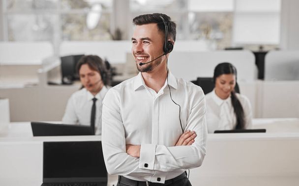 Positive operator with headset in office - Zdjęcie, obraz