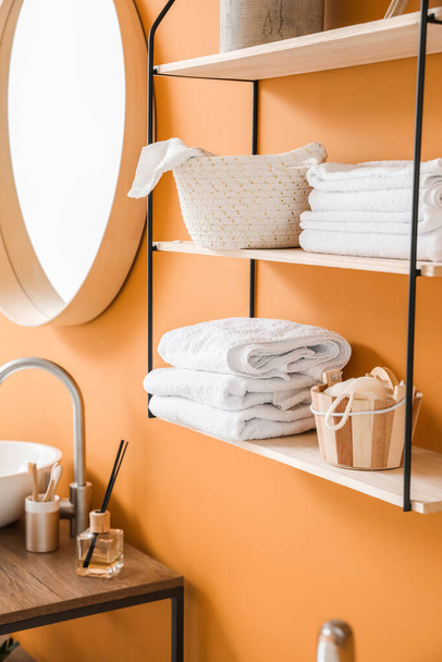 Стильный интерьер современной ванной комнаты с чистыми полотенцами - Фото, изображение