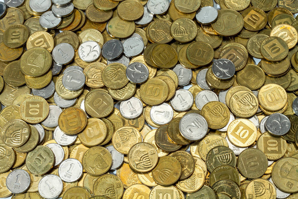 Peníze. Hromada mincí různých nominálních hodnot zblízka. Všechny peníze jsou nové izraelské šekely. - Fotografie, Obrázek