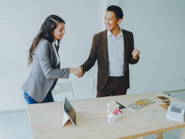 Business people can make business deals. The congratulatory handshake. - Фото, зображення