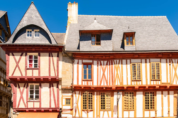 Vannes, gyönyörű város Bretagne, régi fás házak, színes homlokzatok - Fotó, kép