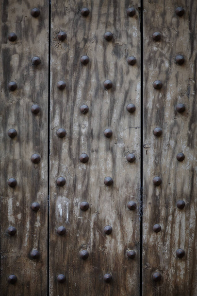 clavos clavados en tablas de madera, fondo de madera
 - Foto, imagen