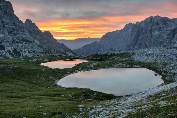 Sonnenaufgang Sonnenuntergang am See auf tre cime di lavaredo Dolomiten Italienische Alpen - Foto, Bild