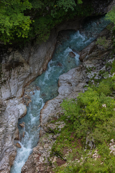 Soca ποταμού Σλοβενία με κρυστάλλινα νερά - Φωτογραφία, εικόνα