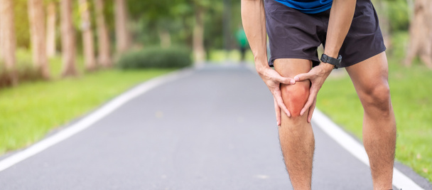 młody dorosły mężczyzna z bólem mięśni podczas biegania. u biegacza występuje ból kolana spowodowany zespołem kolana lub bólu rzepki, zapaleniem kości i stawów oraz zapaleniem ścięgien rzepki. Urazy sportowe i koncepcja medyczna - Zdjęcie, obraz